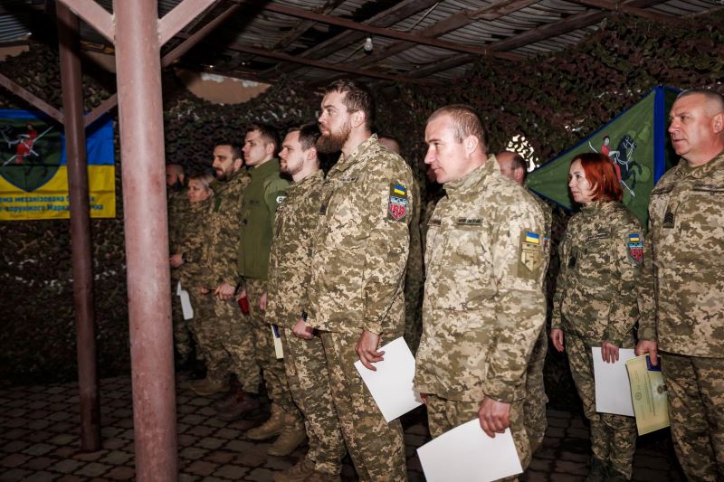 На фото - військові