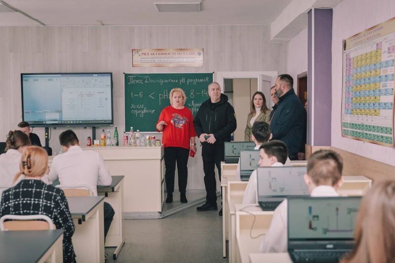 На фото - Ігор Табурець і учні
