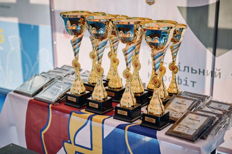 На фото - кубки і спортивні нагороди