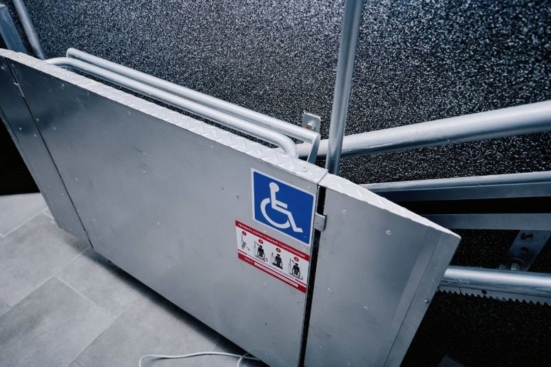 На фото - підйомник для маломобільних категорій населення
