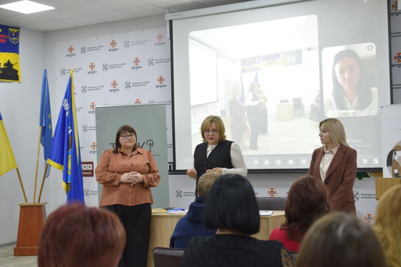 На фото - Наталія Кравченко на відкритті тренінгу