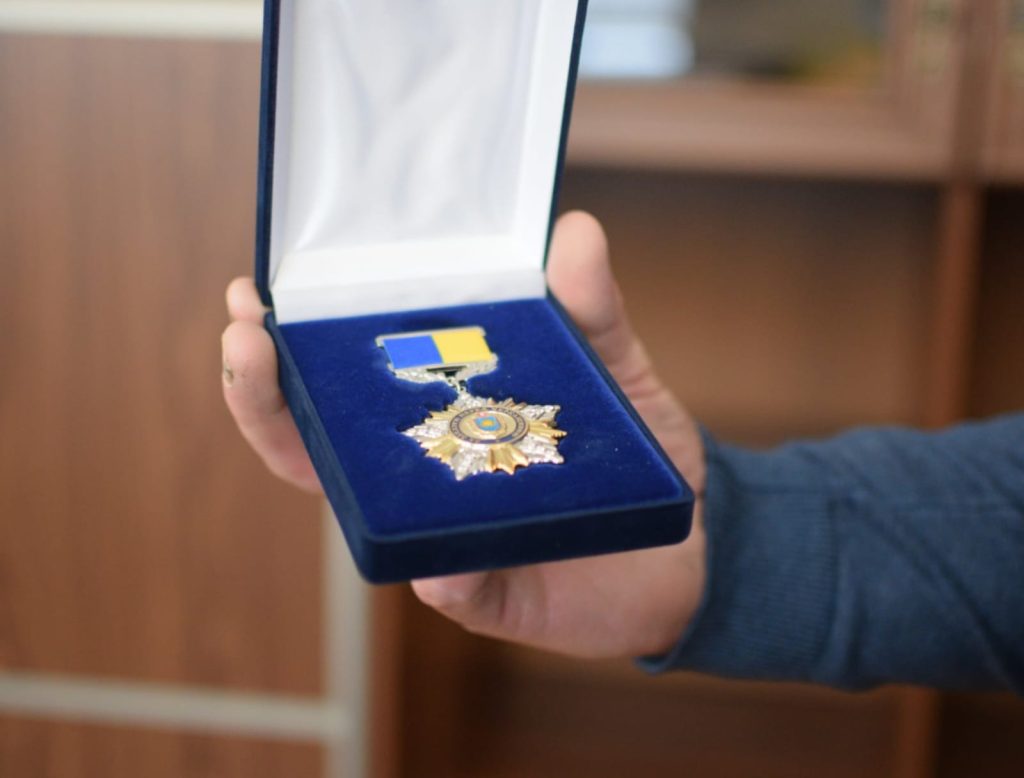 На фото - начальник Черкаської ОВА Ігор Табурець передав батькам загиблого прикордонника Віталія Кучерявого почесну відзнаку “За заслуги перед Черкащиною”
