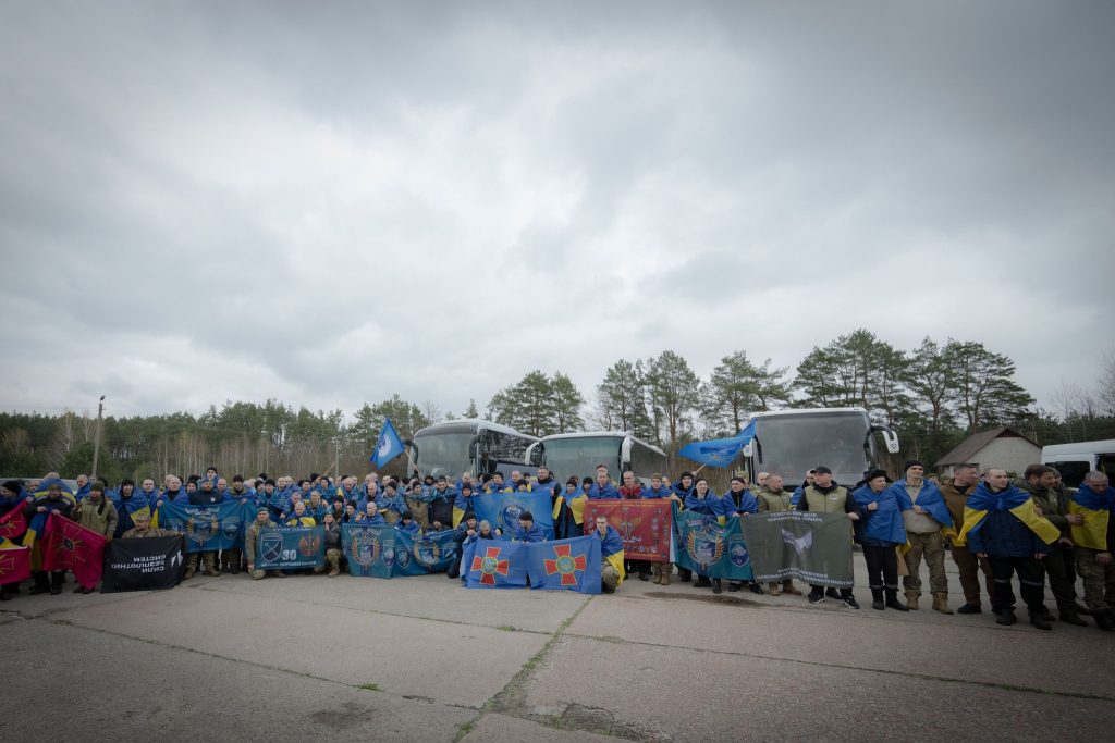 На фото - Нарешті вдома: серед звільнених з полону - черкащани