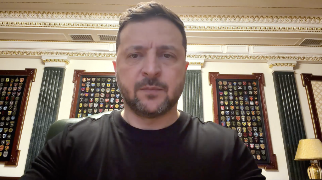 На фото - звернення Президента України