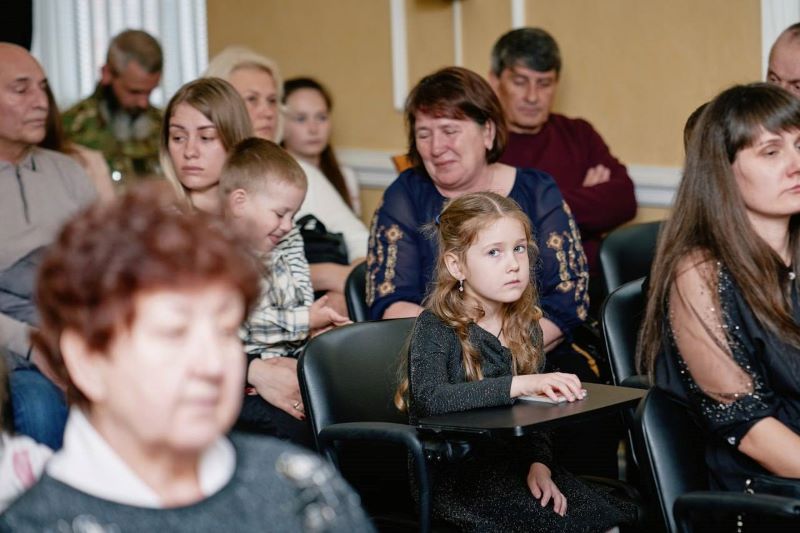 На фото - рідні загиблих правоохоронців