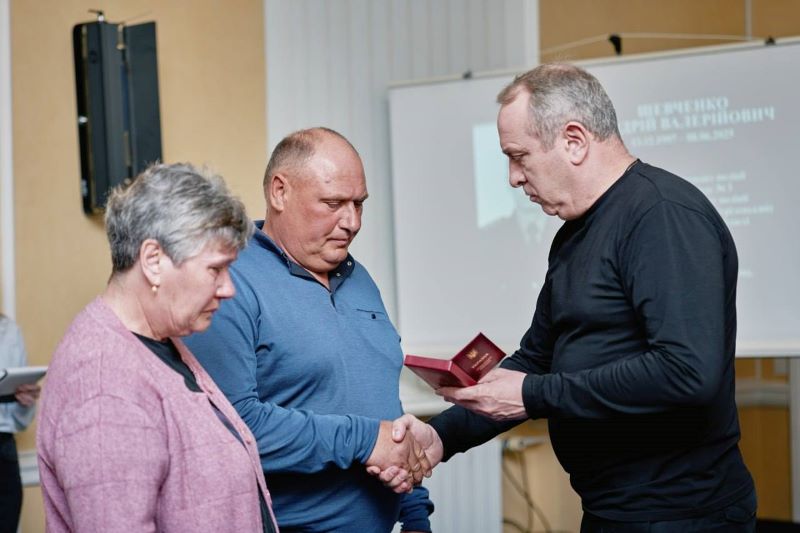 На фото - Ігор Табурець і рідні загиблих правоохоронців