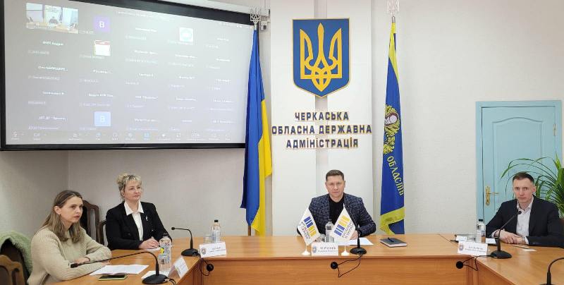 На фото - Діалог влади та бізнесу: захист прав застрахованих осіб і трудові зміни