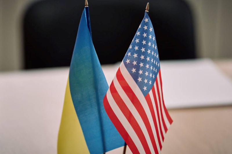 На фото - прапори України і США