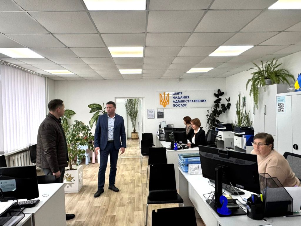 На фото - Доступне середовище: як в Іркліївський ЦНАП роблять безбар’єрним 