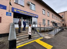 На фото - Доступне середовище: як в Іркліївський ЦНАП роблять безбар’єрним