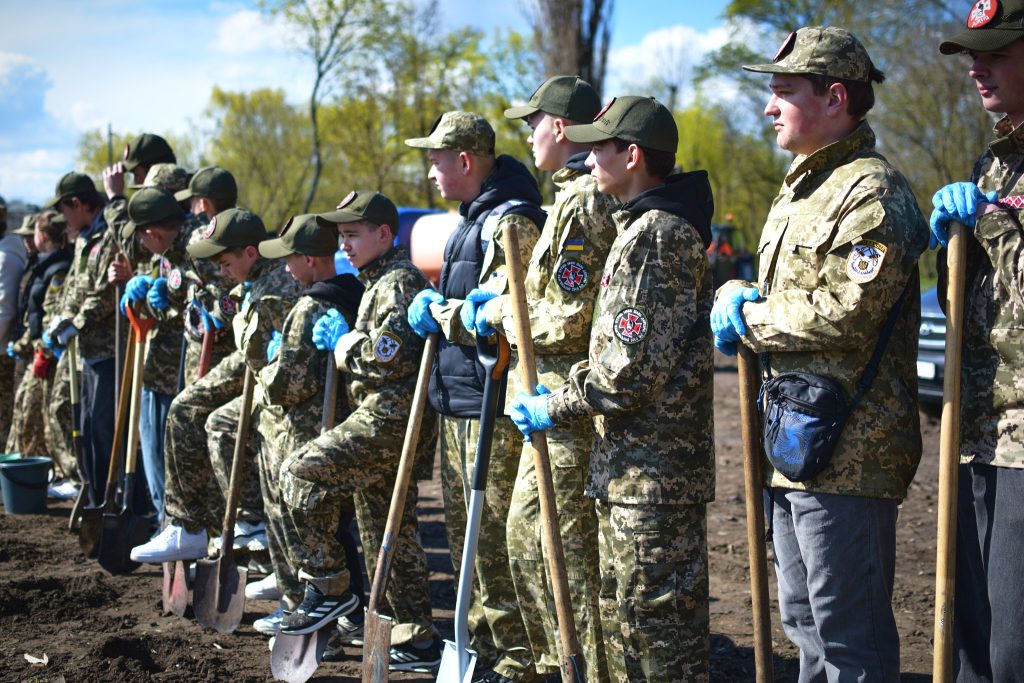 На фото - Дуби Шевченка висадили в Кам’янській громаді