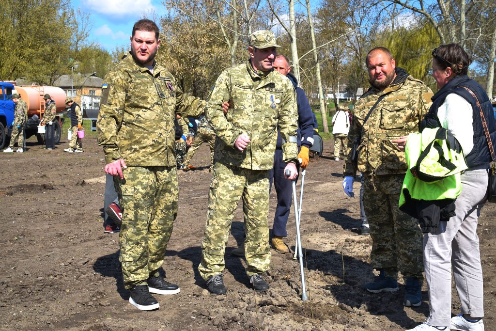 На фото - Дуби Шевченка висадили в Кам’янській громаді
