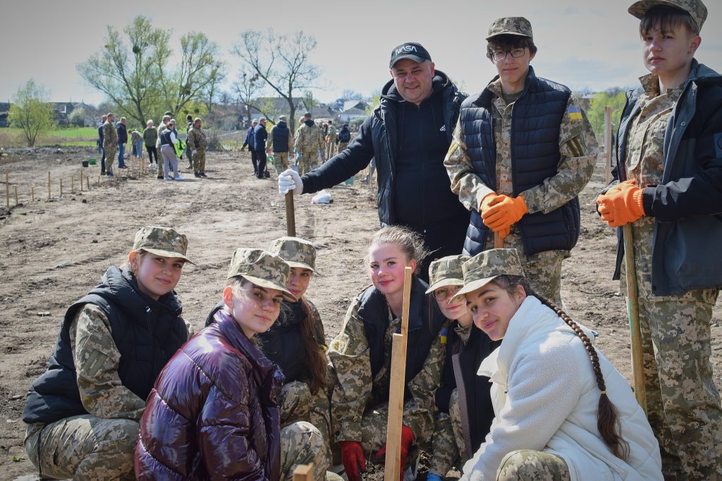 На фото - Дуби Шевченка висадили в Кам’янській громаді
