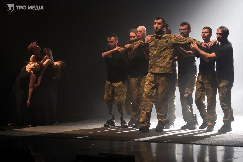 На фото - Ахтем Сеітаблаєв запрошує містян на прем’єру «Енеїди» від Театру Ветеранів