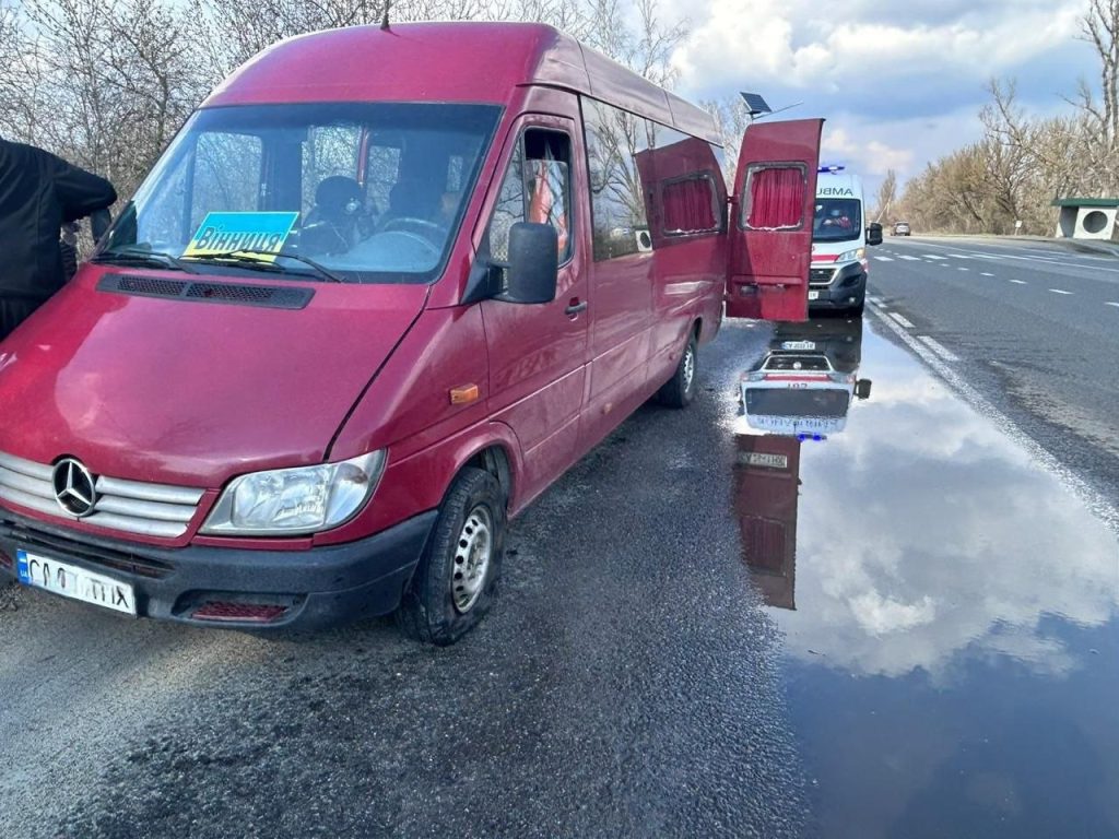 На фото - пошкоджений автобус