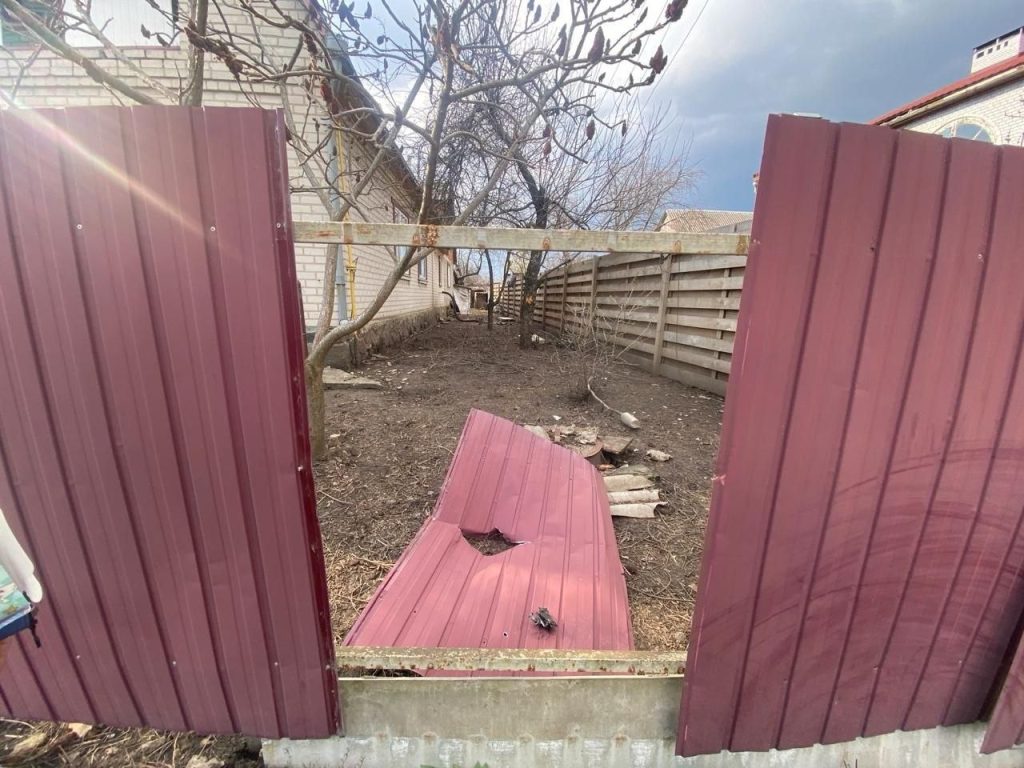 На фото - пошкоджене подвір'я у Черкаському районі