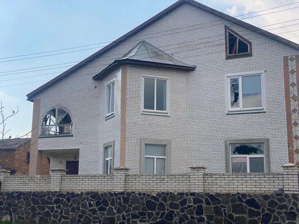 На фото - пошкоджений будинок