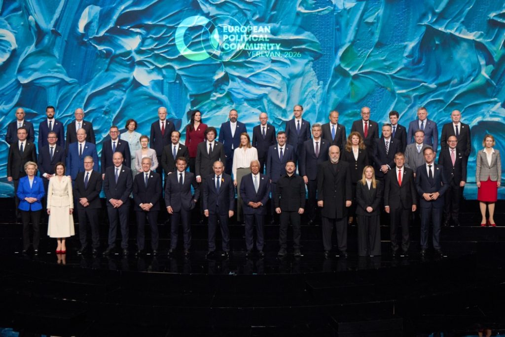 На фото - Звернення Президента під час саміту Європейської політичної спільноти