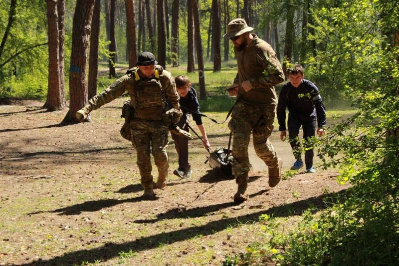 На фото - Готові діяти: студенти Черкащини опановують основи нацспротиву 