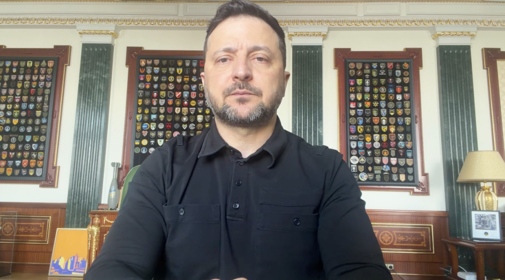 На фото - звернення Президента України
