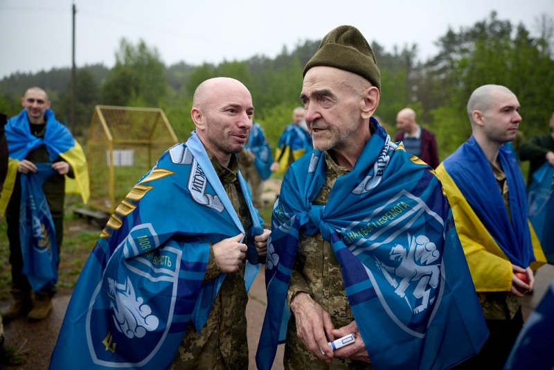 На фото - Наші вдома: вісьмох черкащан звільнили з російського полону
