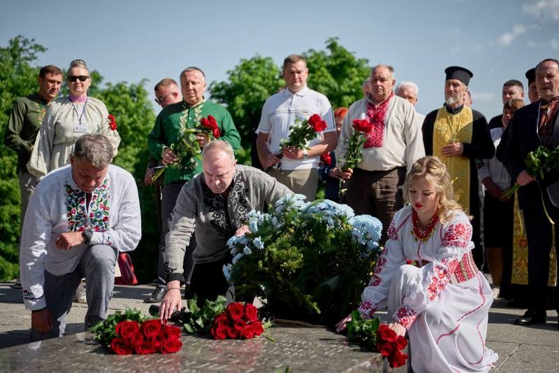 На фото - На Черкащині вшанували Великого Кобзаря