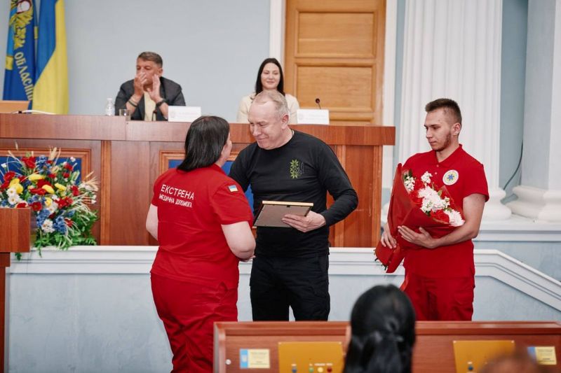 На фото - «Дякуємо за стійкість!»: очільник області привітав команду «103» із професійним днем