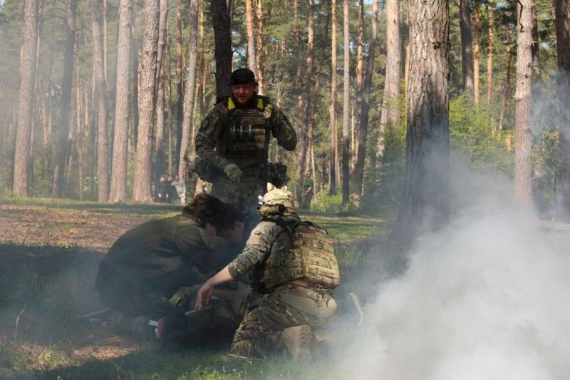 На фото - Готові діяти: студенти Черкащини опановують основи нацспротиву 