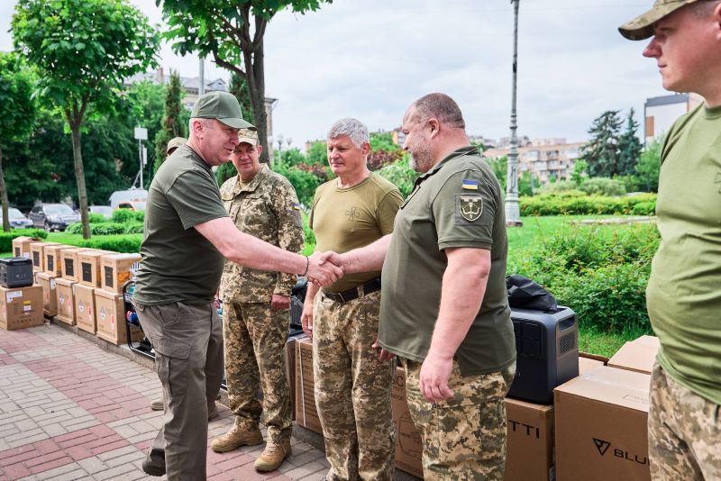 На фото - новий транш допомоги від області для військових