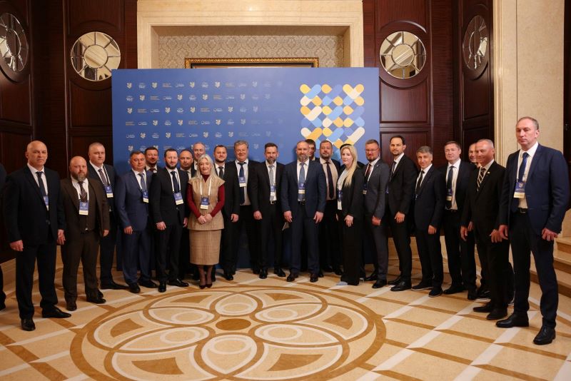На фото - учасники ІV Міжнародного Саміту міст і регіонів
