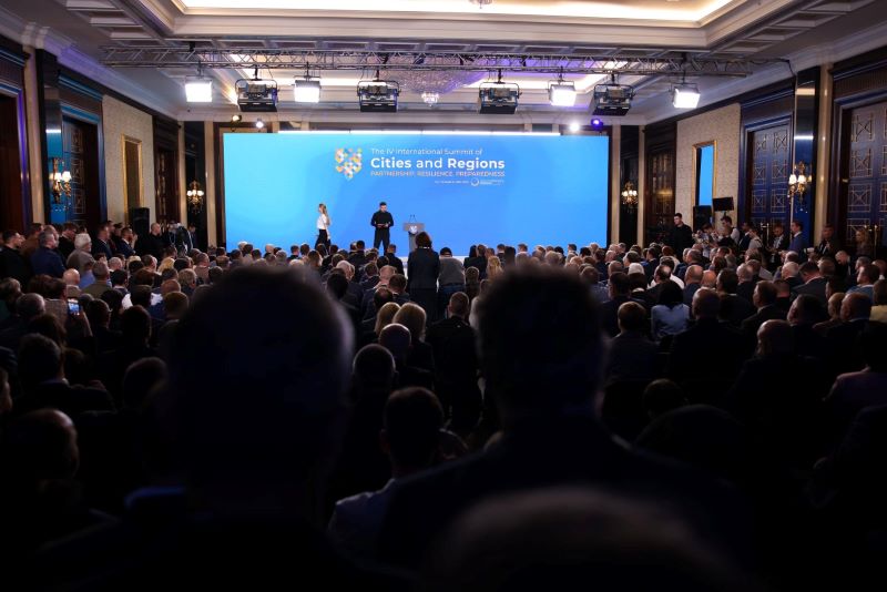 На фото - учасники ІV Міжнародного Саміту міст і регіонів