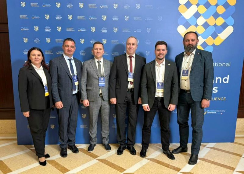 На фото - учасники ІV Міжнародного Саміту міст і регіонів