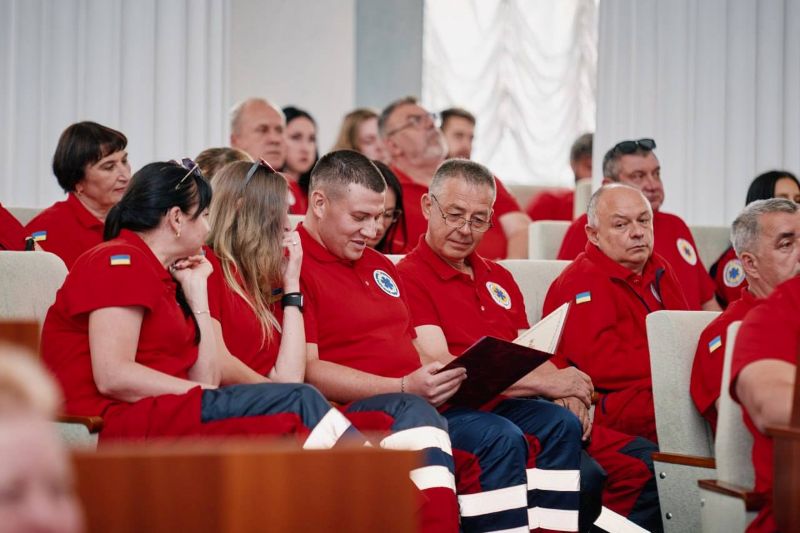 На фото - «Дякуємо за стійкість!»: очільник області привітав команду «103» із професійним днем