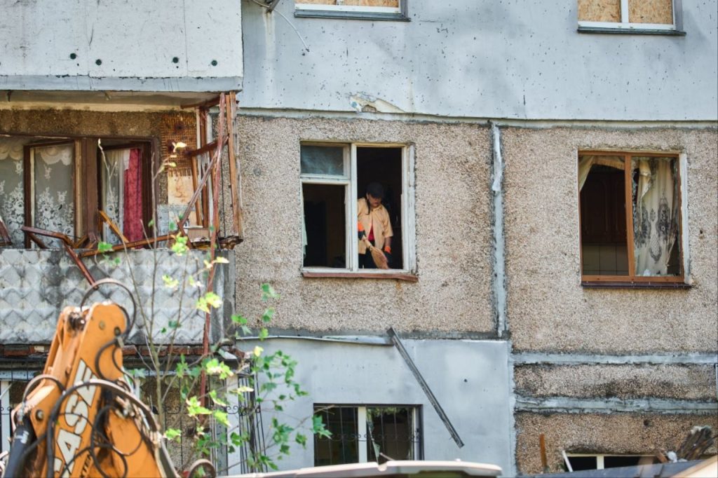 На фото - у Черкасах долають наслідки ворожого обстрілу