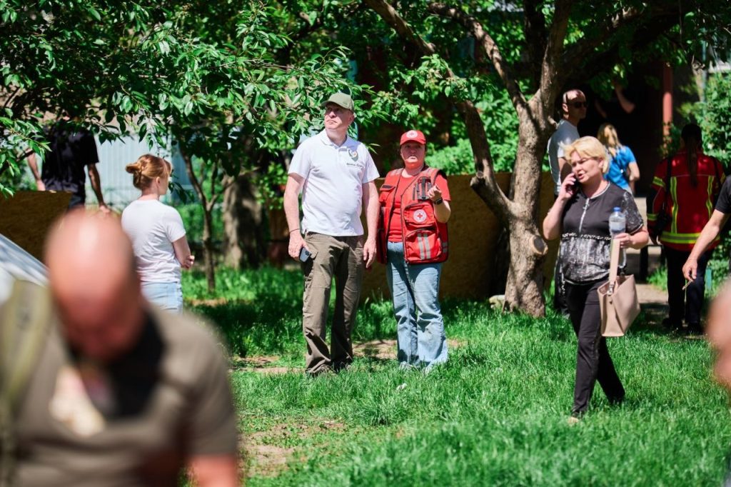 На фото - у Черкасах долають наслідки ворожого обстрілу