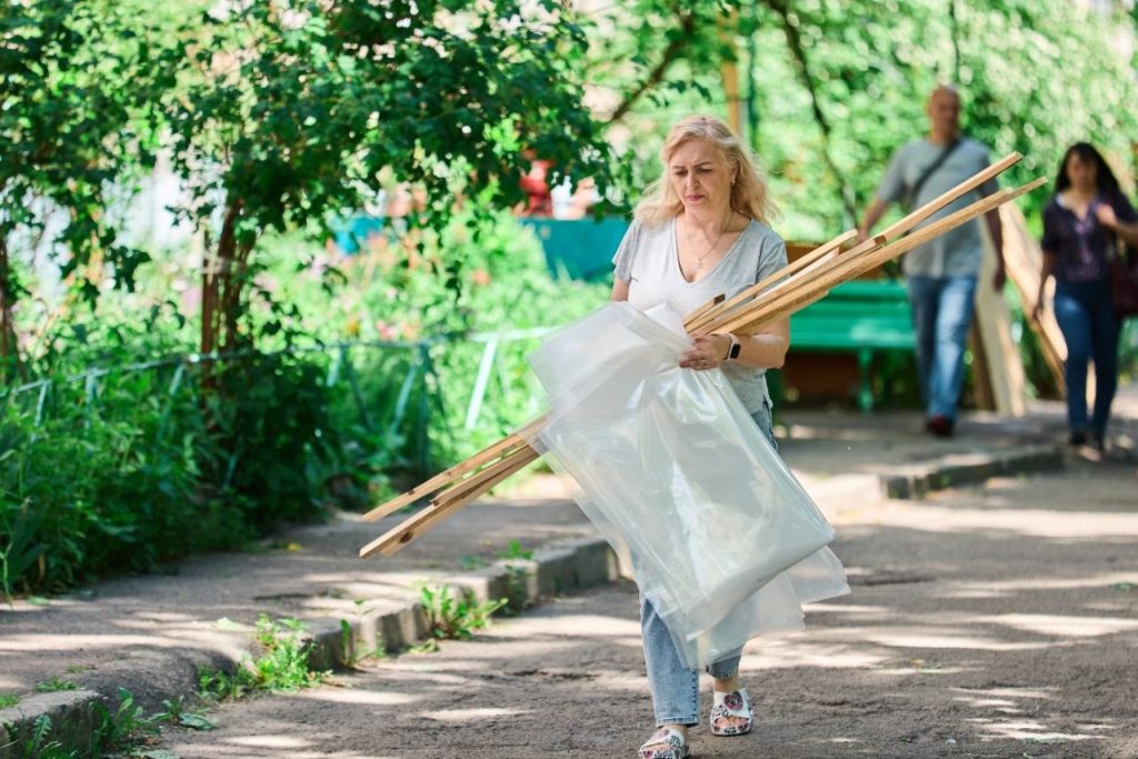 На фото - у Черкасах долають наслідки ворожого обстрілу