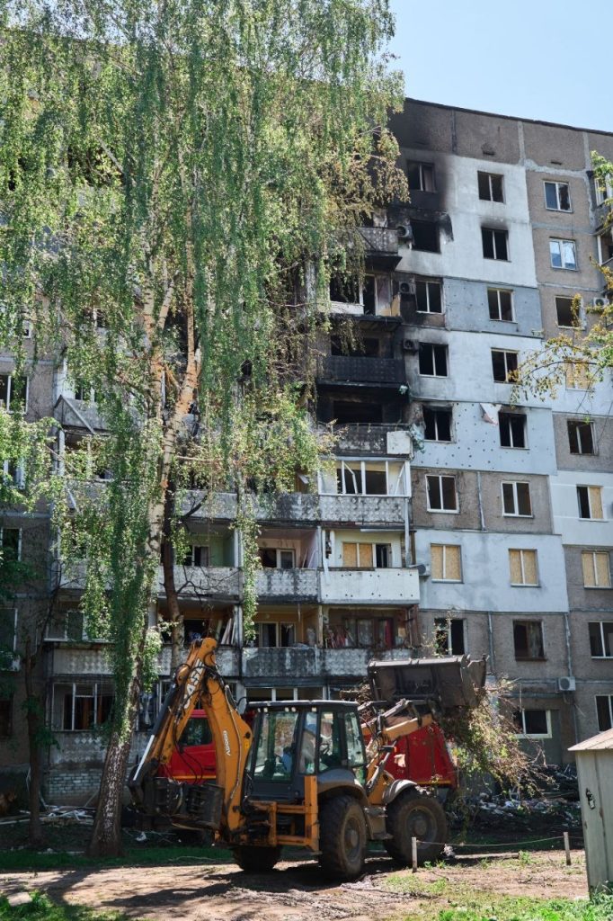 На фото - у Черкасах долають наслідки ворожого обстрілу