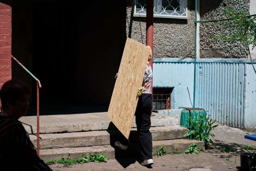 На фото - у Черкасах долають наслідки ворожого обстрілу