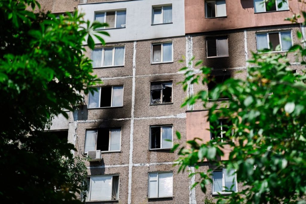 На фото - у Черкасах долають наслідки ворожого обстрілу