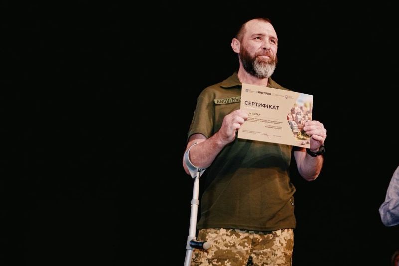 На фото - «Політика Героїв» у дії: 93 родини ветеранів Черкащини отримали сертифікати на житло