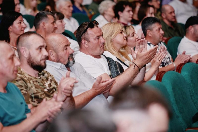 На фото - «Політика Героїв» у дії: 93 родини ветеранів Черкащини отримали сертифікати на житло