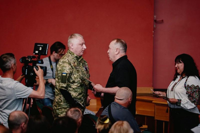 На фото - «Політика Героїв» у дії: 93 родини ветеранів Черкащини отримали сертифікати на житло