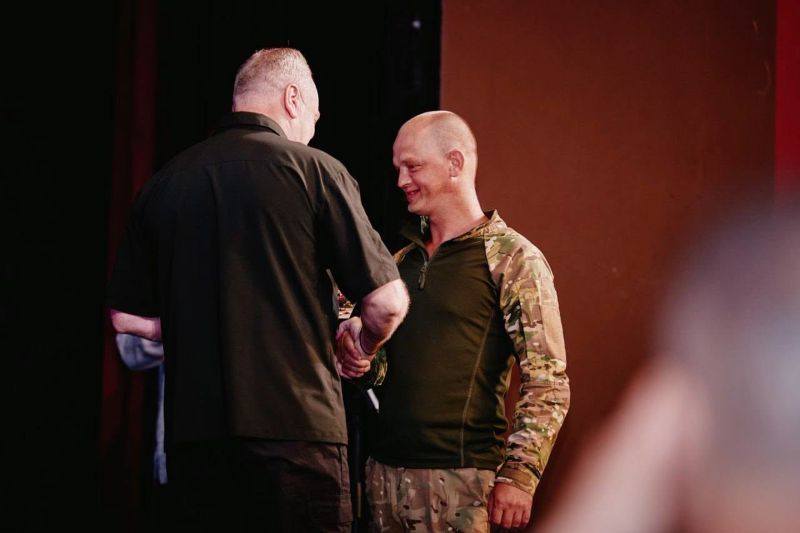 На фото - «Політика Героїв» у дії: 93 родини ветеранів Черкащини отримали сертифікати на житло