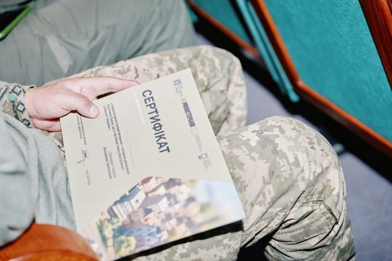 На фото - «Політика Героїв» у дії: 93 родини ветеранів Черкащини отримали сертифікати на житло