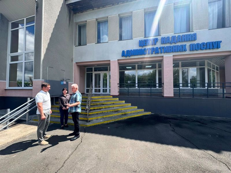 На фото - Без бар’єрів: на Черкащині моніторять доступність ЦНАПів