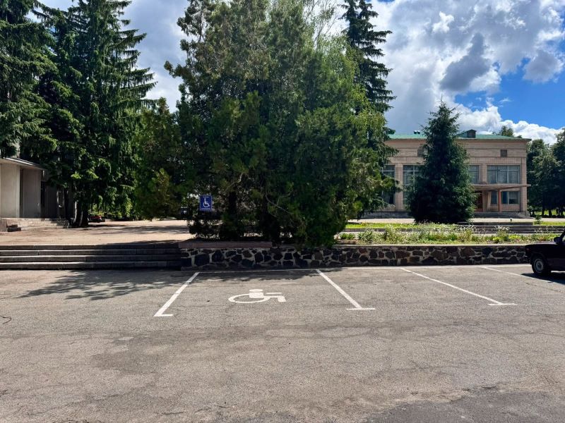 На фото - Без бар’єрів: на Черкащині моніторять доступність ЦНАПів