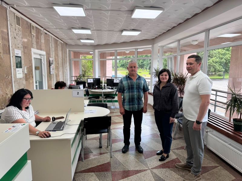 На фото - Без бар’єрів: на Черкащині моніторять доступність ЦНАПів