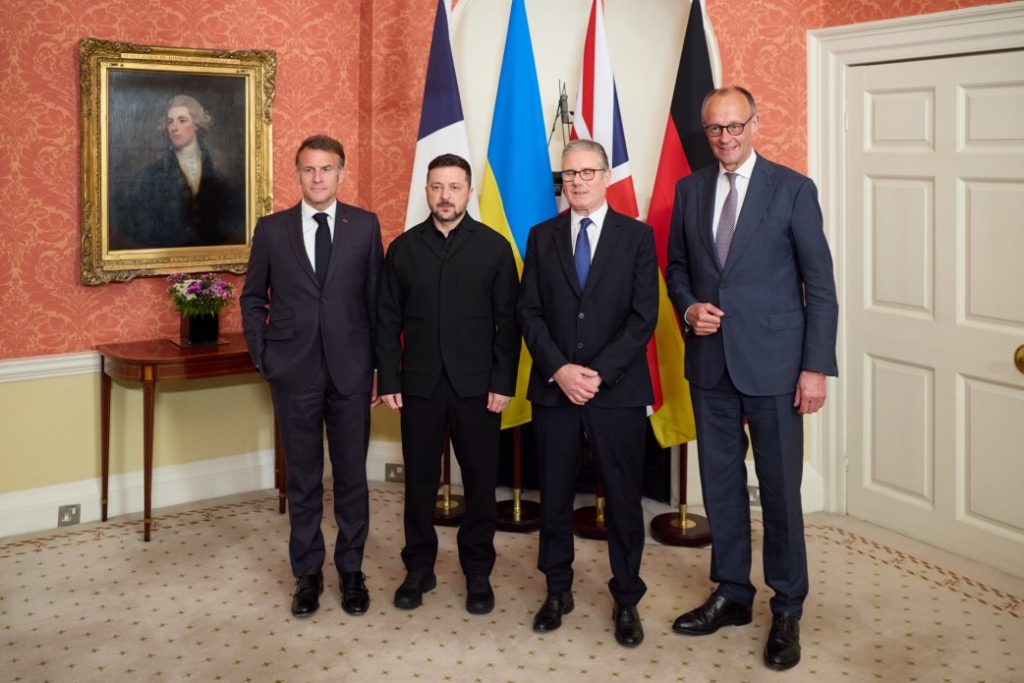 На фото - У Лондоні Президент України Володимир Зеленський проводить зустріч із Прем'єр-міністром Великої Британії Кіром Стармером, Президентом Франції Еммануелем Макроном і Федеральним канцлером Німеччини Фрідріхом Мерцом 
