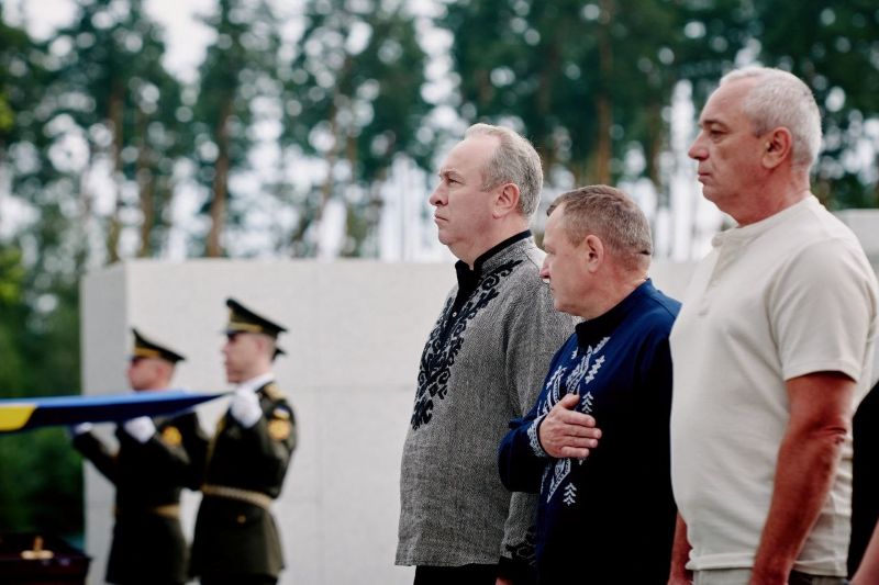 На фото - Пам'ять невідомих захисників вшанували на Національному військовому меморіальному кладовищі