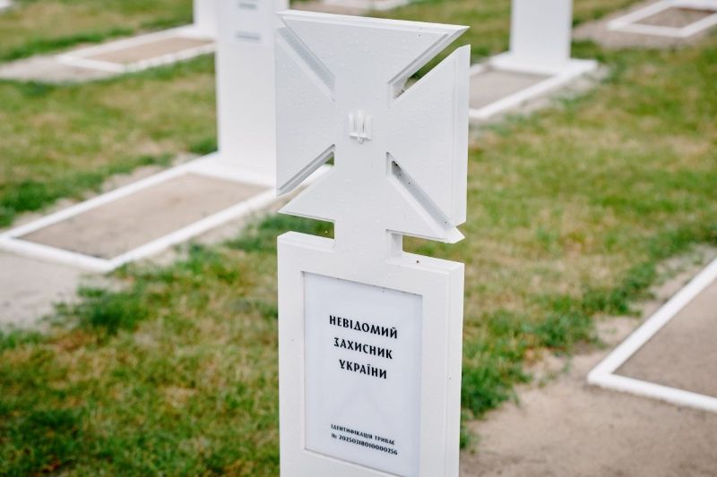 На фото - Пам'ять невідомих захисників вшанували на Національному військовому меморіальному кладовищі